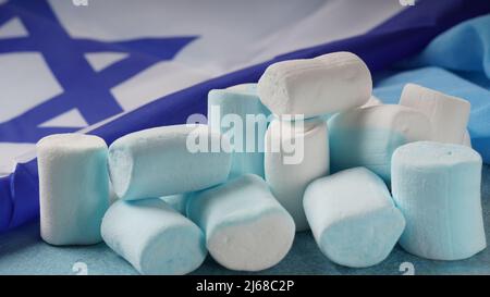 Israelische Nationalflagge und Marshallows. Konzept des Unabhängigkeitstages Israel - Yom Ha`atzmaut. Stockfoto